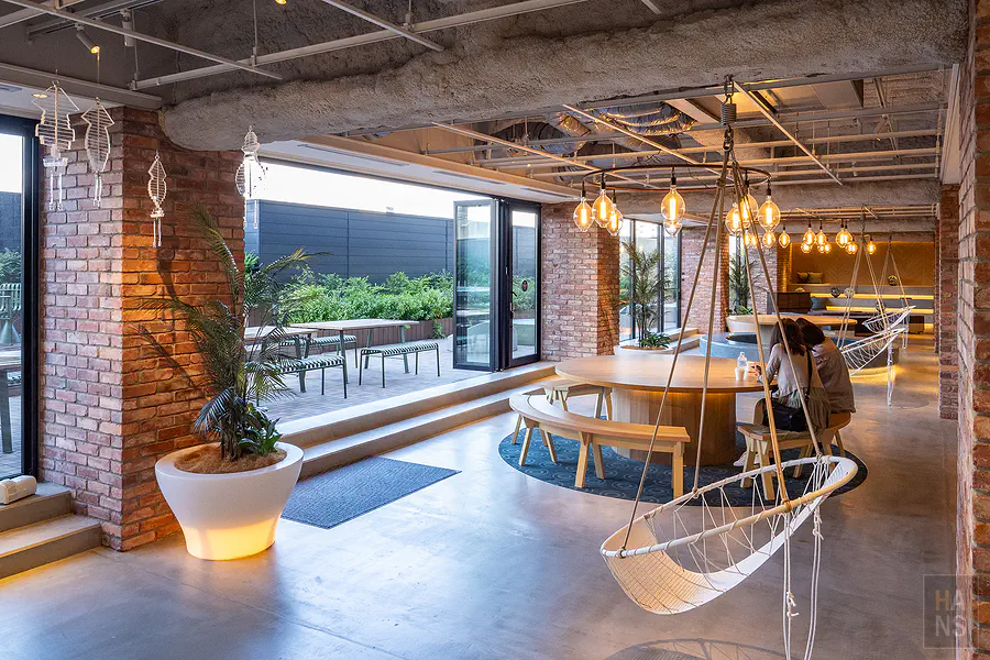 星野OMO5函館︱OMO Base 通往戶外露台的空間