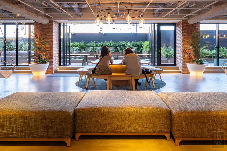 星野OMO5函館︱OMO Base 露台前的座位區