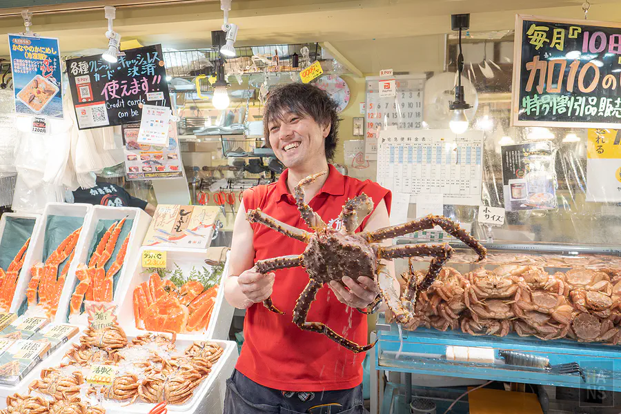 函館自由市場 熱情的老闆展示帝王蟹