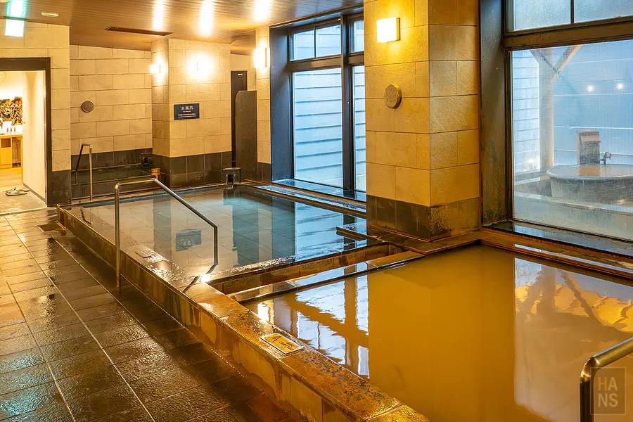 星野OMO5函館︱溫泉室內琥珀色湯池