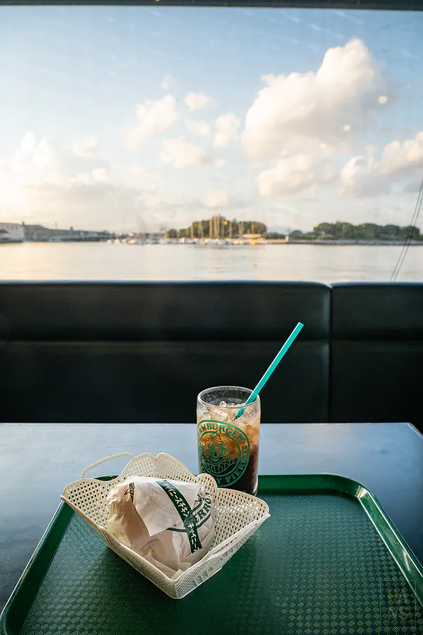 幸運小丑漢堡 窗邊座位與港灣景色