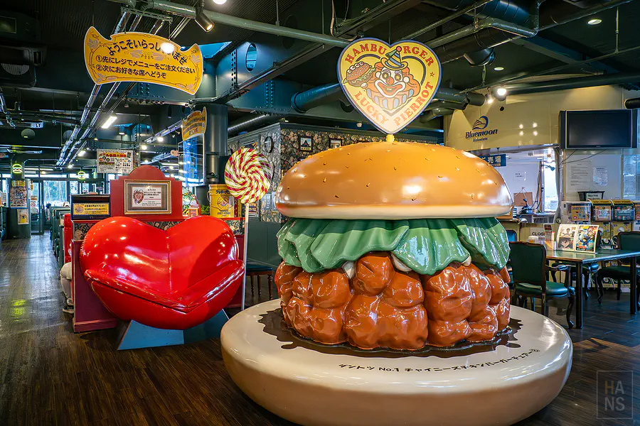 幸運小丑漢堡 店內巨大漢堡模型
