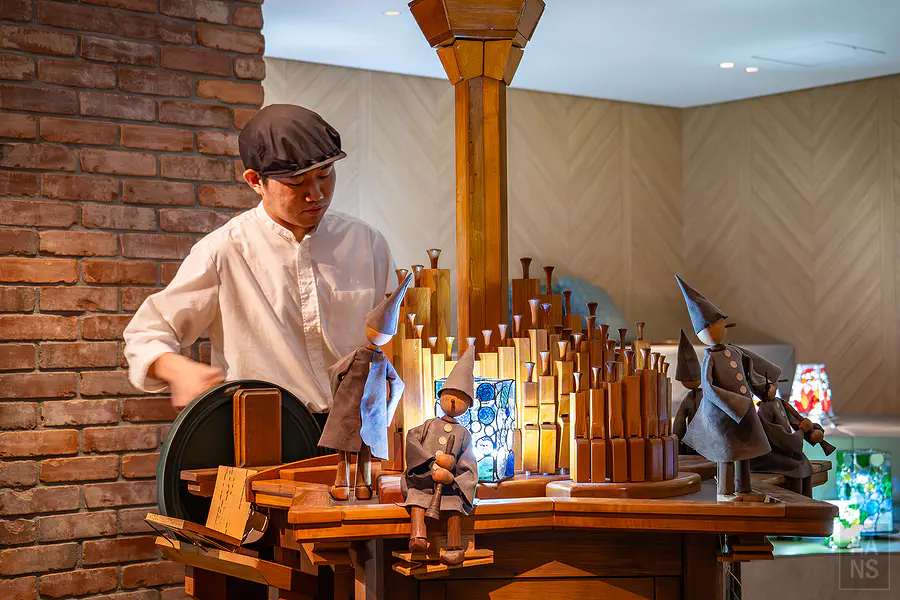 星野OMO5函館︱OMO工作人員示範操作管風琴