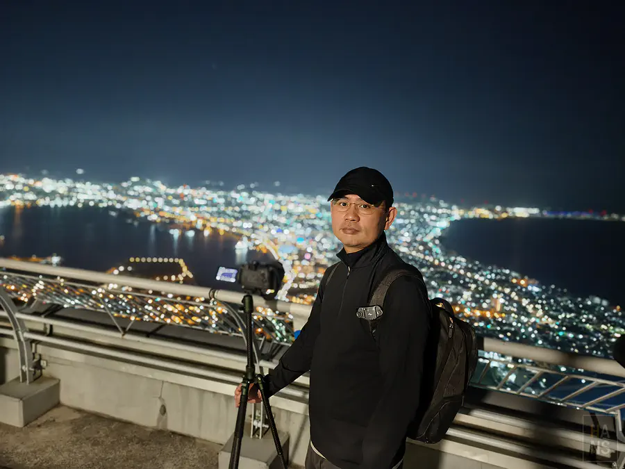 翰斯在函館山展望台與夜景合照