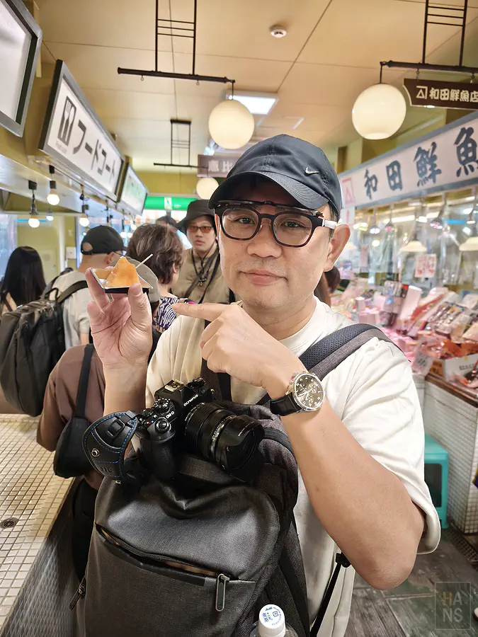 翰斯在函館自由市場試吃