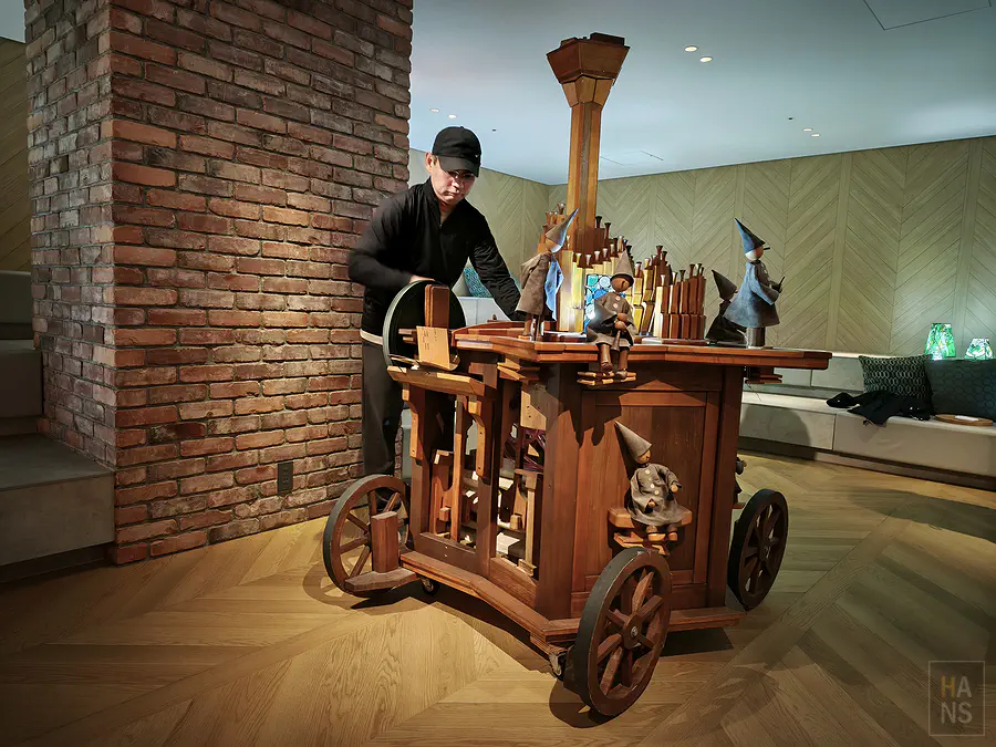 翰斯親自體驗手搖管風琴