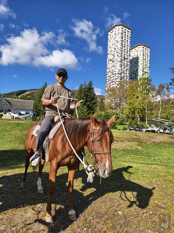 在星野TOMAMU農場廣闊草原上體驗騎馬漫步