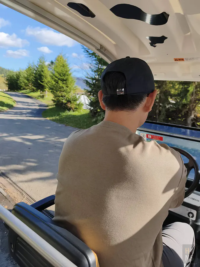 一行人搭乘電動車在農場小徑上