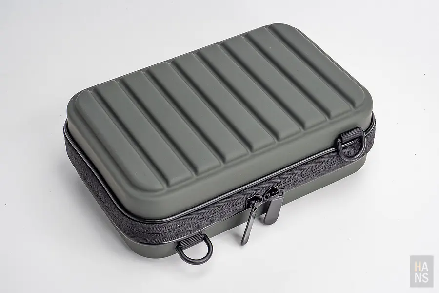 Travel Blue 斜背包 硬殼材質 拉鍊