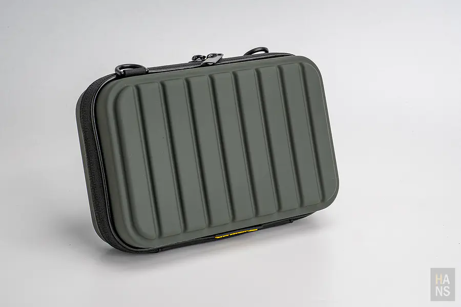 Travel Blue 親膚烤漆斜背包 軍綠色