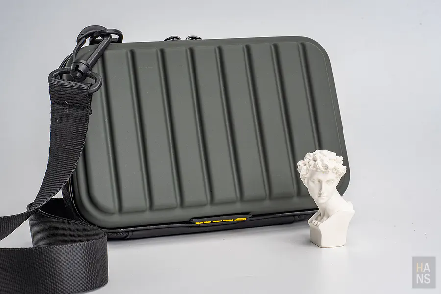 小衛 推薦 Travel Blue 硬殼斜背包