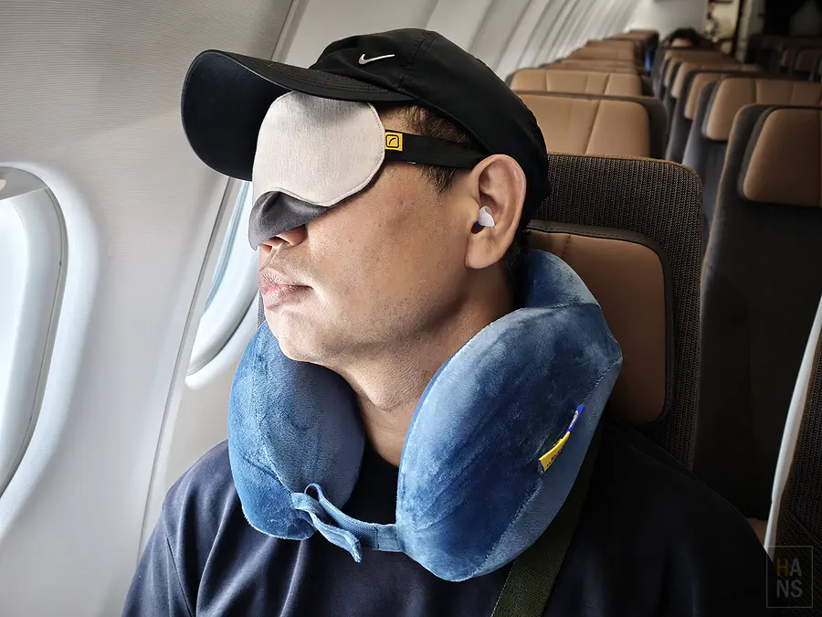 翰斯在星宇航空上使用 Travel Blue 飛行四寶 頸枕 眼罩 耳塞