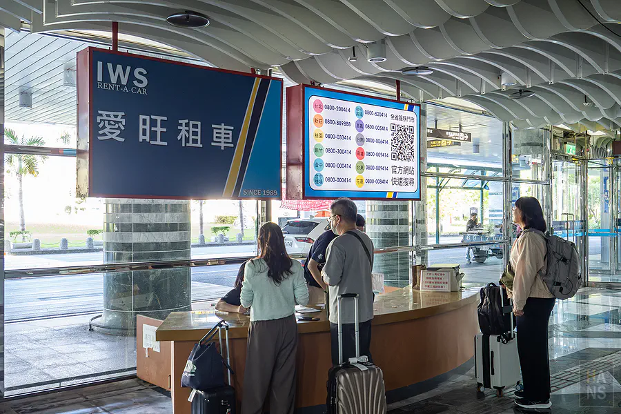 Kay 在花蓮機場的 IWS 愛旺租車櫃檯辦理手續