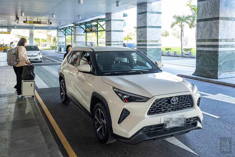 IWS 愛旺租車在花蓮機場專人交車服務,我們租的 Toyota Corolla Cross