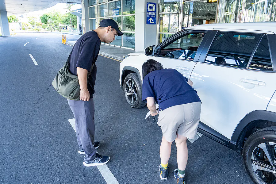 翰斯與 IWS 服務人員一同檢查 Toyota Corolla Cross 車身外觀