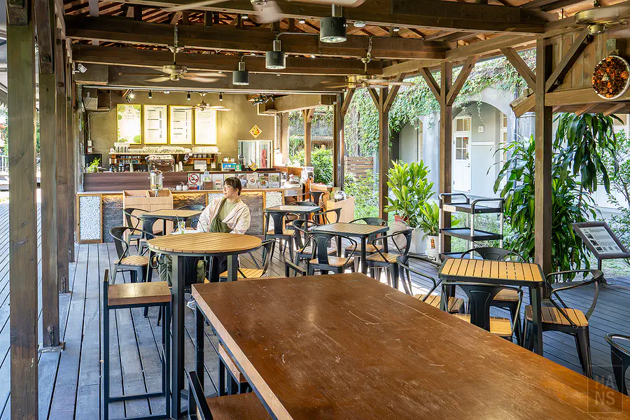 Kay 坐在松園別館內的咖啡廳座位區