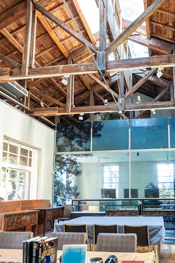 松園別館二樓的木造屋頂結構與展覽空間