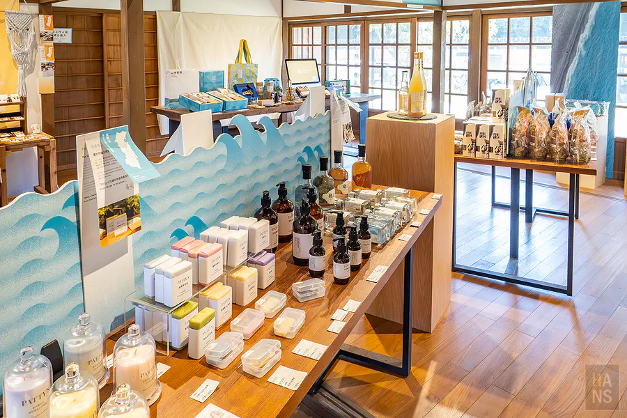 花蓮將軍府園區內的文創選物店商品陳列