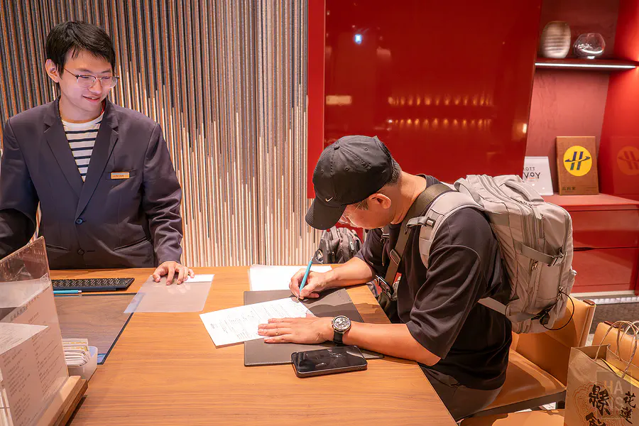 翰斯在花蓮潔西艾美渡假酒店辦理 Check-in 手續