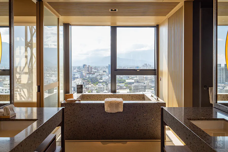 尊貴環景溫泉套房的窗邊溫泉浴池