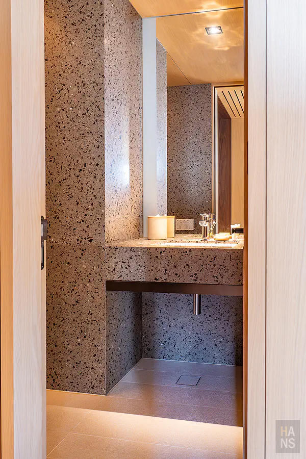 尊貴環景溫泉套房的客用洗手間