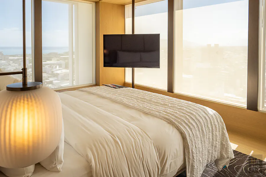 尊貴環景溫泉套房的臥室,擁有超大三角窗景觀