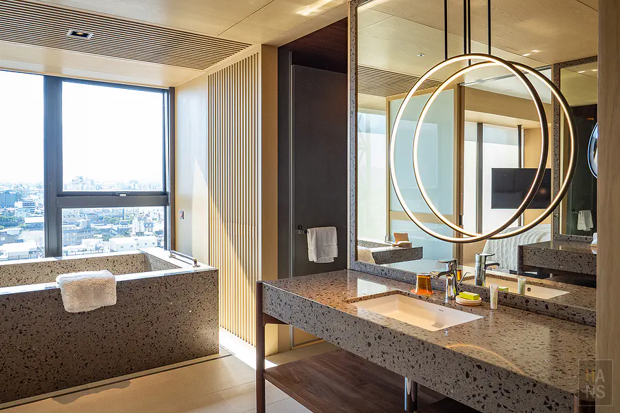 尊貴環景溫泉套房浴室的雙洗手槽設計