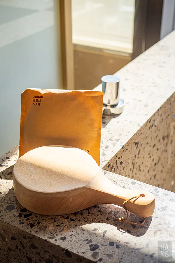 房內溫泉浴池附贈的木勺與絲瓜絡