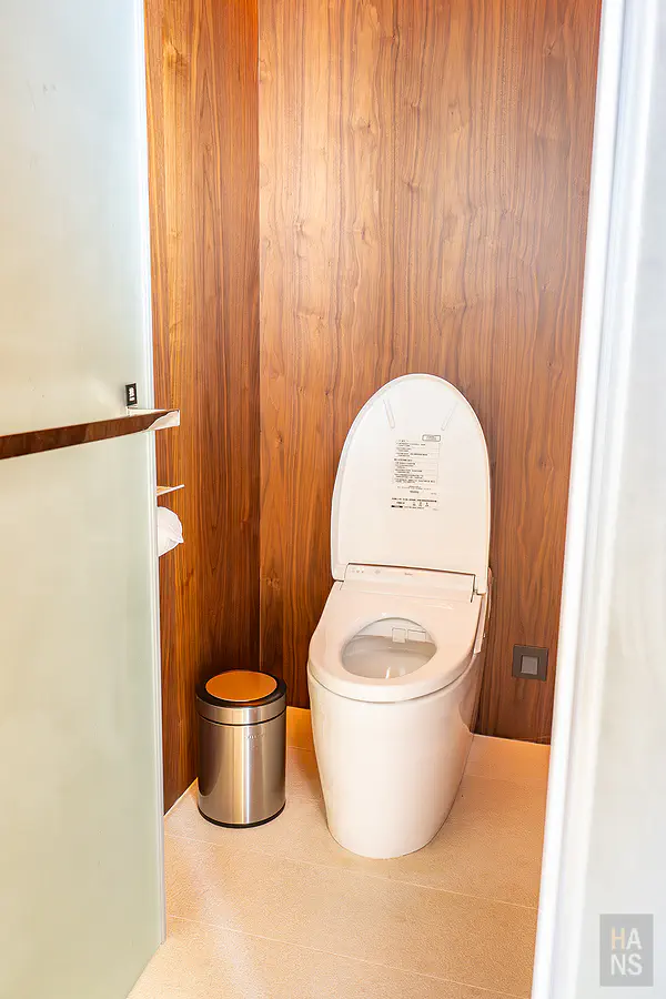 尊貴環景溫泉套房的 TOTO 免治馬桶