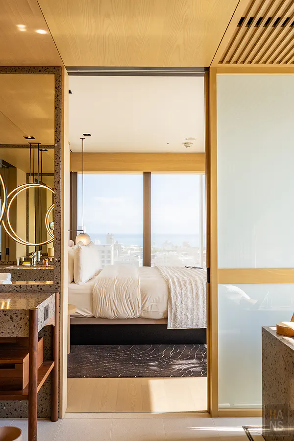 從尊貴環景溫泉套房的浴室看往臥室