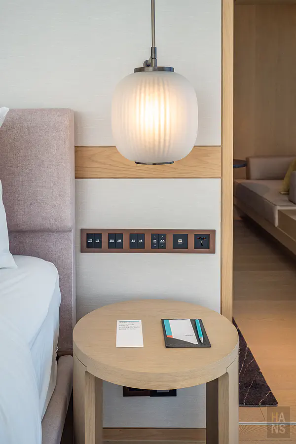 臥室床頭櫃的控制面板與插座