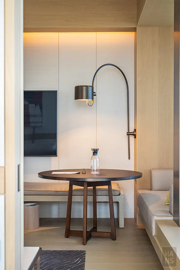 尊貴環景溫泉套房客廳一角的小圓桌