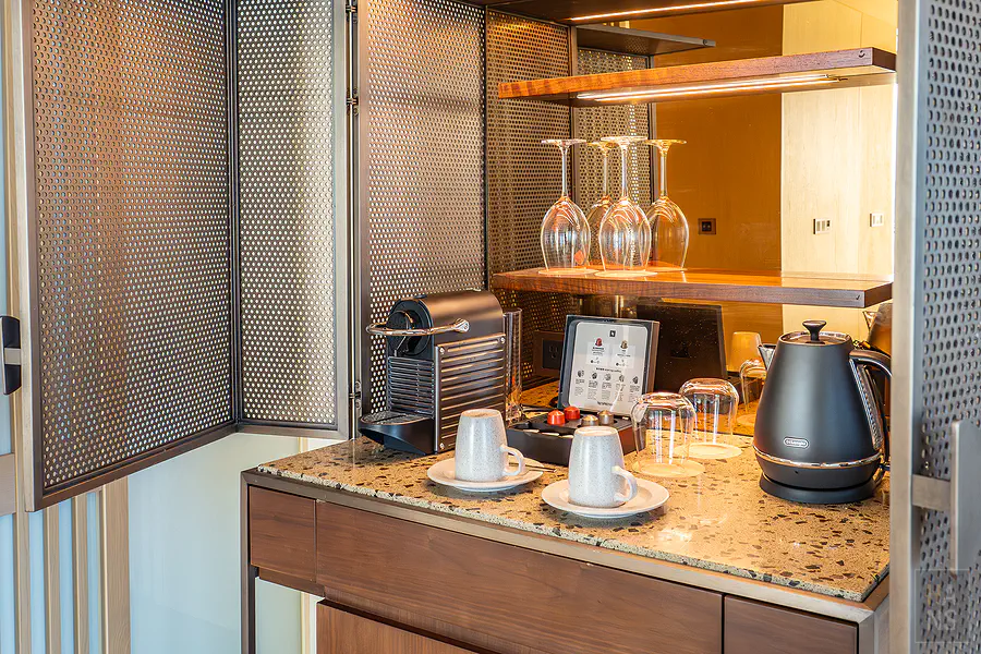 Mini Bar 打開後的樣貌，有 Nespresso 咖啡機與熱水壺