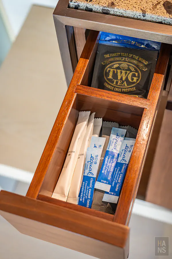 Mini Bar 抽屜內的 TWG 茶包與糖包