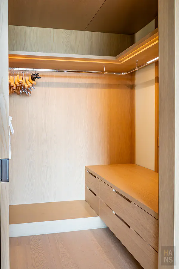 尊貴環景溫泉套房的走入式衣櫃