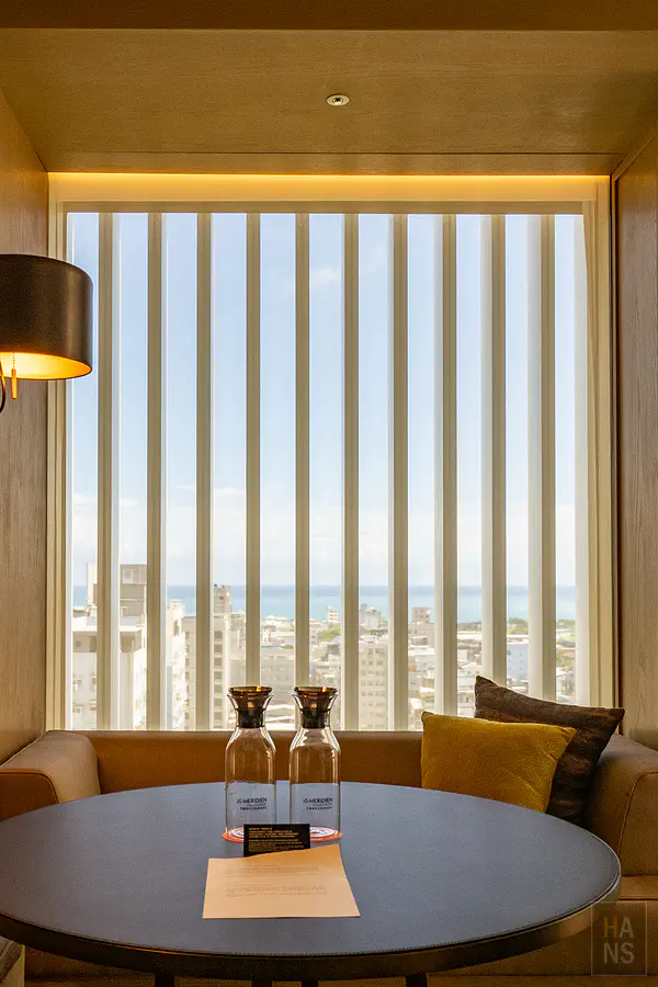 客廳臥榻區的窗景