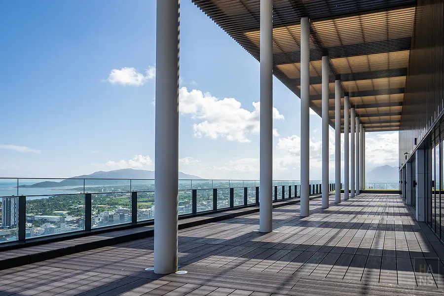 Sky Bar 戶外觀景台的柱廊區