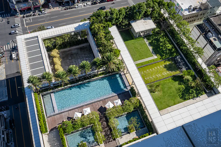 從潔西艾美高樓層俯瞰7樓的戶外游泳池全景