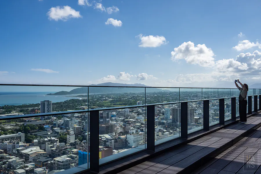 Kay 在 Sky Bar 觀景台眺望花蓮市區與山景
