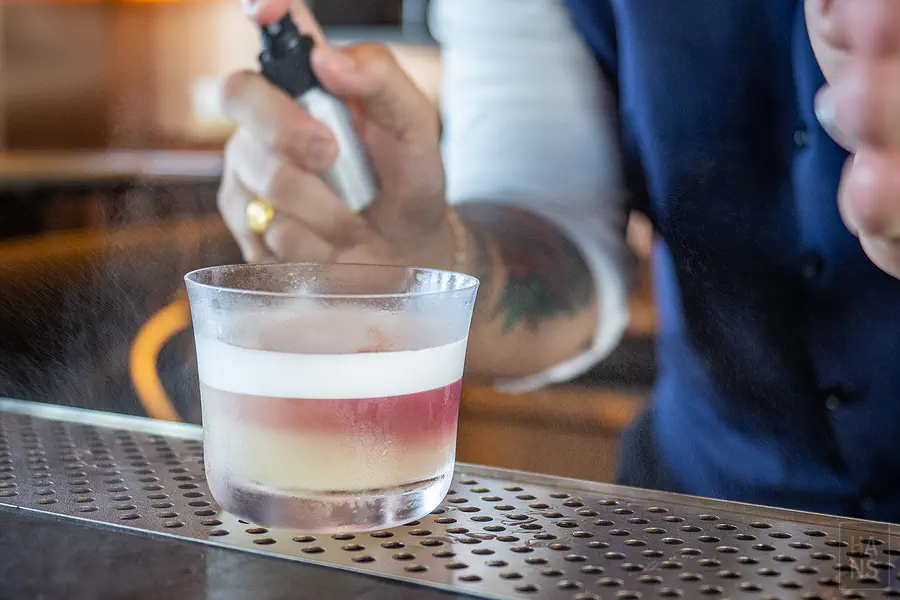 Sky Bar 調酒師正在製作調酒