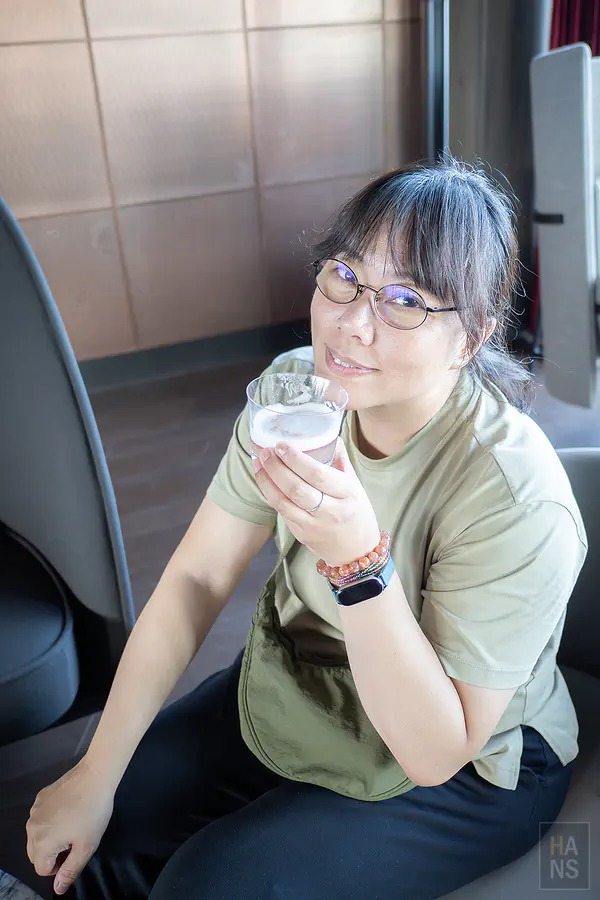 Kay 在 Sky Bar 享受調酒