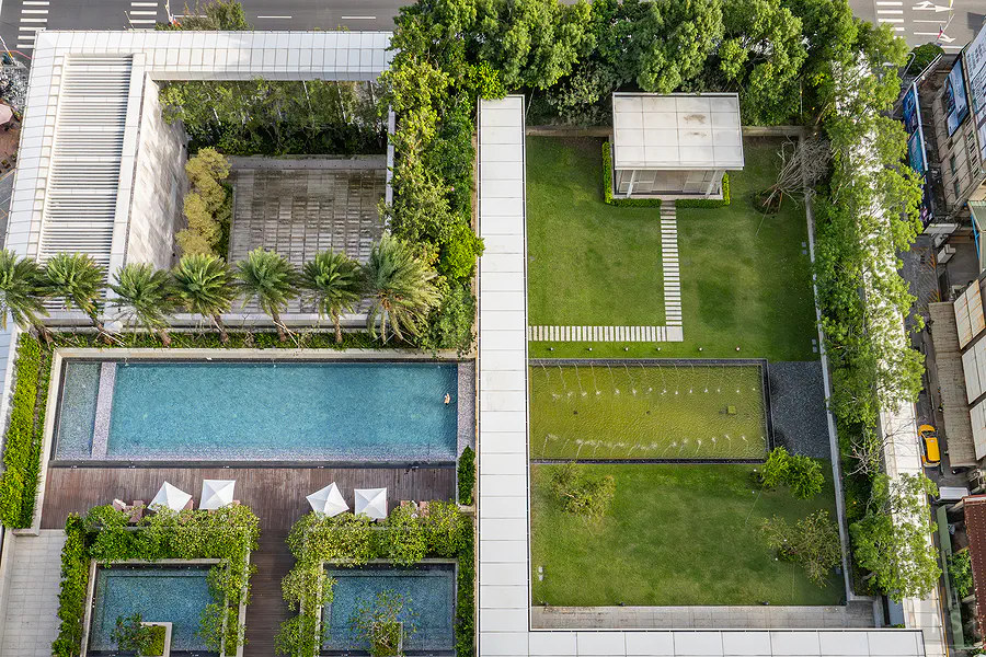 從 Sky Bar 高樓層俯瞰 7 樓的戶外游泳池