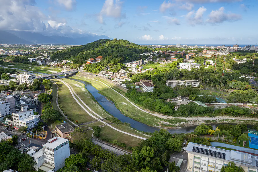 從 Sky Bar 眺望美侖溪與花蓮市景