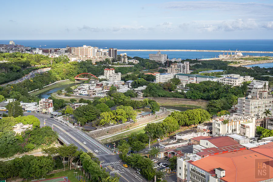 從 Sky Bar 眺望花蓮港與美侖溪出海口