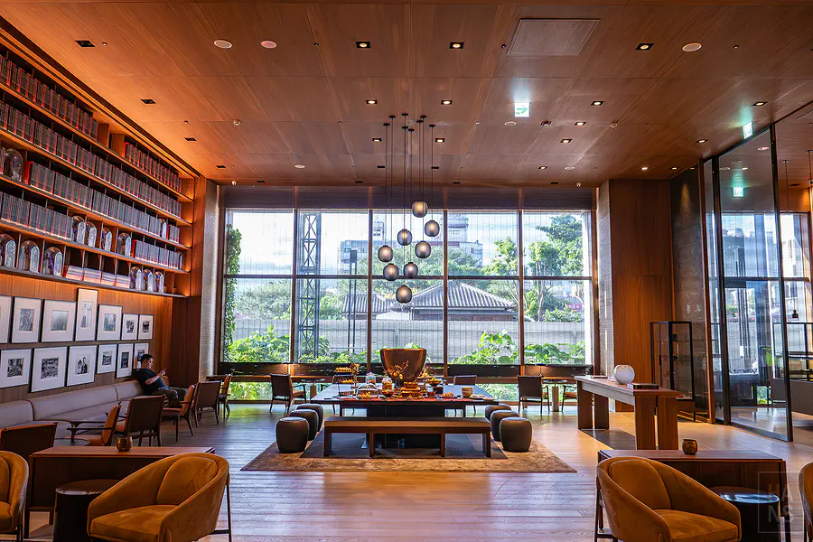 花蓮潔西艾美北緯23度咖啡廳的用餐區與書牆