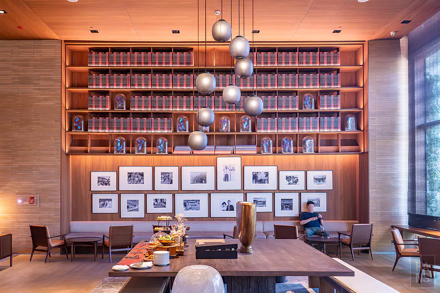 北緯23度咖啡廳的書牆與藝術品陳設