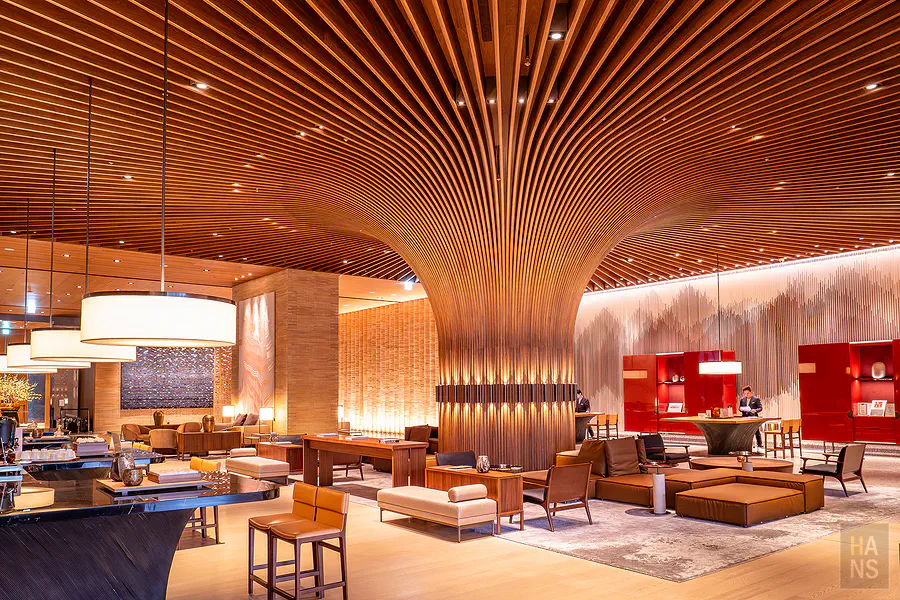 花蓮潔西艾美渡假酒店大廳的生命樹與櫃檯設計