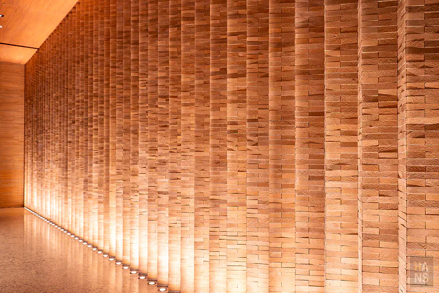 大廳牆面的特殊磚牆設計