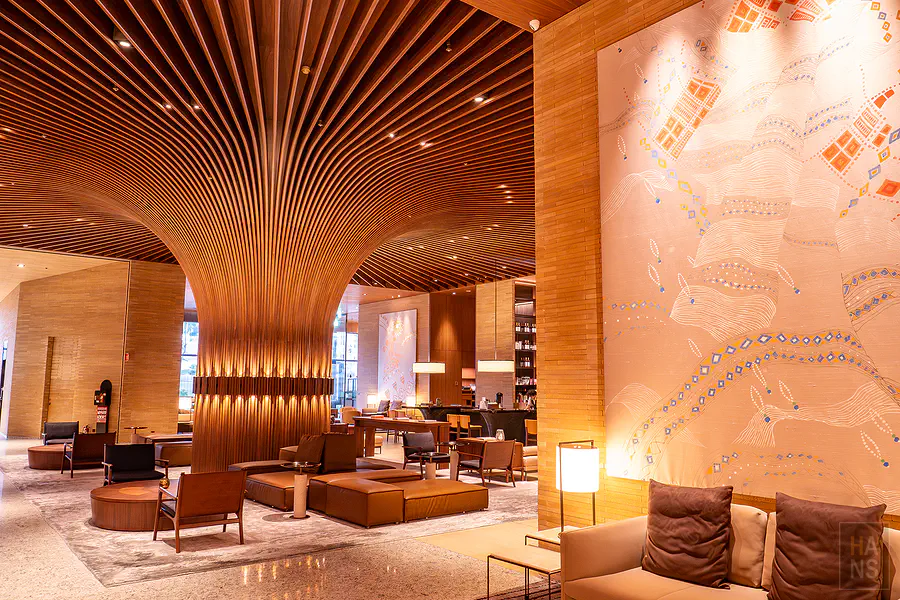 花蓮潔西艾美大廳的生命樹與原住民圖騰牆面