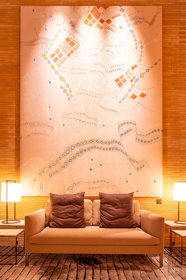 花蓮潔西艾美大廳牆上的原住民圖騰絲綢布藝術